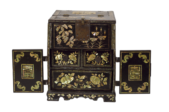 A najeon chilgi (lacquerware inlaid with mother-of-pearl) makeup drawer of the Joseon Dynasty (1392-1910). [COREANA COSMETICS MUSEUM]