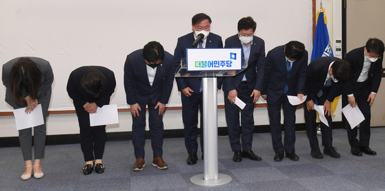 Kim Tae-nyeon, center, acting chairman of the Democratic Party, and other members of the leadership of the ruling party, bow a day after its crushing defeats in the April 7 mayoral by-elections in Seoul and Busan. [OH JONG-TAEK]