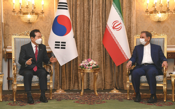 Korean Prime Minister Chung Sye-kyun, left, holds talks with Iranian First Vice President Eshaq Jahangiri in Tehran Sunday, kicking off a three-day visit. The two held a joint press conference after the talks. [NEWS1] 