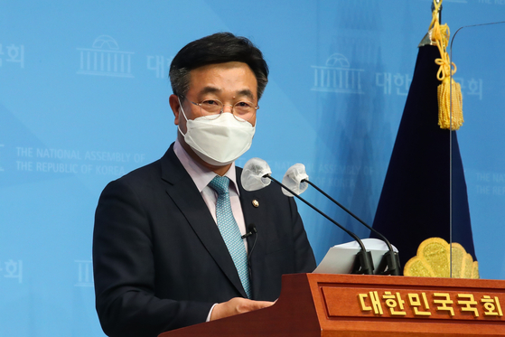 Rep. Yun Ho-jung of the Democratic Party announces his bid to run in the floor leader race in a press conference on Monday. The ruling party will elect the new floor leader Friday. [YONHAP]
