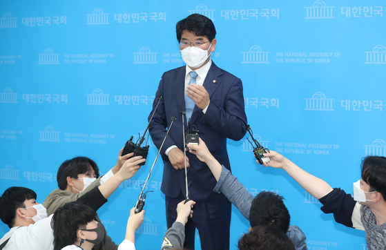 Rep. Park Wan-joo announces his bid to run in the floor leader election of the Democratic Party on Monday. [YONHAp]