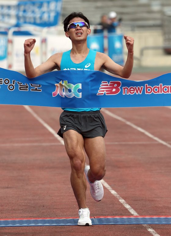 Shim Jung-sub won the JoongAng Marathon, November 5, 2017. [YONHAP]