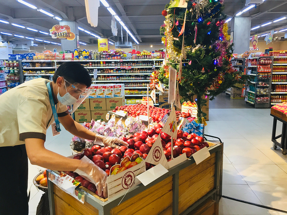 An employee stacks fruit at a GS Supermarket in Indonesia. GS Retail on April 13 announced that it has succeeded in securing roughly 32 billion won ($2.8 million) from Indonesian investment firm PT NIS. The investment will help increase the number of GS stores to 20 by 2025. [GS SUPERMARKET]