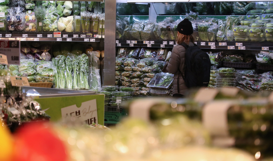 The vegetable section of a grocery store in Seoul in March 2021. [YONHAP]