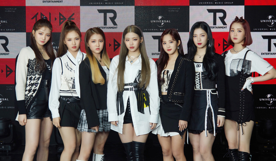 Girl group TRI.BE performs its debut track ″Doom Doom Ta″ at its online debut showcase on Feb. 17. [ILGAN SPORTS]