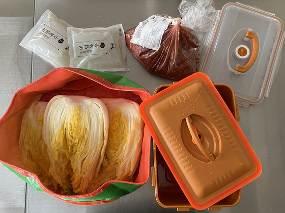 Hong Shin-ae's kimchi-making kit [HONG SHIN-AE]