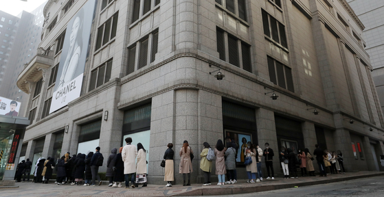 People lined up in front of a luxury brand store in Jung District, central Seoul last month. [YONHAP]