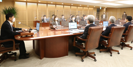 Bank of Korea Gov. Lee Ju-yeol, far left, conducts monetary policy board meeting at the central bank in Jung District, central Seoul, in January. During the meeting, the board decided to freeze base interest rate at 0.5 percent. On Thursday, the board decided to maintain the rate once again. [BANK OF KOREA]