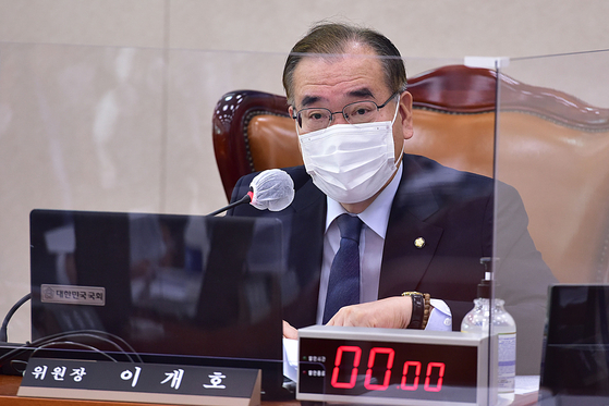 Democratic Party Rep. Lee Kai-ho, overseeing a meeting in the National Assembly's agricultural and oceans and fisheries committee, on Feb. 17. [YONHAP]