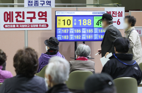 Senior citizens wait to get Pfizer shots at a Covid-19 vaccination center in the Sadang Sports Complex in southern Seoul on Saturday. [YONHAP]