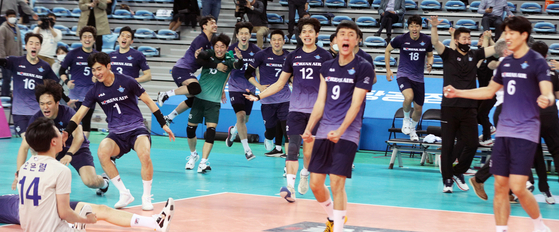 Incheon Korean Air Jumbos players celebrate after scoring the final point to win the championship series against the Seoul Woori Card Wibees at Gyeyang Arena in Incheon on Saturday. [NEWS1]