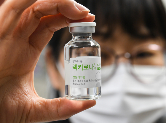 A pharmacist at Daegu Dongsan Hospital holds up a vial of Celltrion's Regkirona on April 17. [YONHAP]