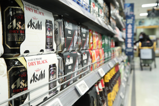 Unsold cans of beer line the aisles of a supermarket in Seoul, on Monday. Due to the Japanese goods boycott, Lotte Asahi Liquor's sales last year fell by 72.2 percent compared to the previous year, and 86.1 percent compared to three years ago. [YONHAP]
