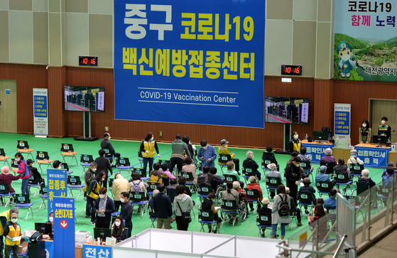 Senior citizens wait for any possible adverse reactions after receiving Pfizer shots at a Covid-19 vaccination center in Jung District in Daejeon on Tuesday. A cluster of infections is continuing in the city. [KIM SEONG-TAE]