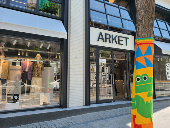 Arket's Garosugil flagship store [LEE SO-AH]