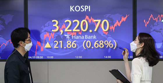 A screen in Hana Bank's trading room in central Seoul shows the Kospi closing at 3,220.70 points on Tuesday, up 21.86 points, or 0.68 percent from the previous trading day. [YONHAP] 