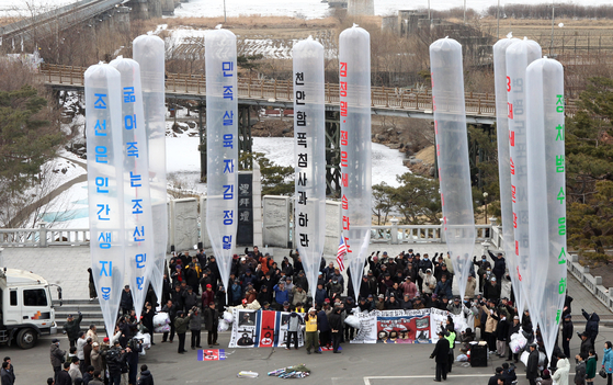 North Korean defectors prepare to send balloons carrying anti-North propaganda leaflets from Imjin Pavilion near the border on Feb. 16, North Korean leader Kim Jong-il’s birthday, in 2011. [KANG JUNG-HYUN]