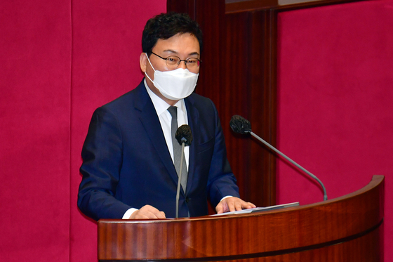 Rep. Lee Sang-jik, an independent lawmaker and former member of the ruling Democratic Party, speaks at the National Assembly on Wednesday, urging lawmakers to vote down an arrest motion against him. Lee, founder of Eastar Jet, is a suspect for alleged embezzlement and breach of trust. [YONHAP]