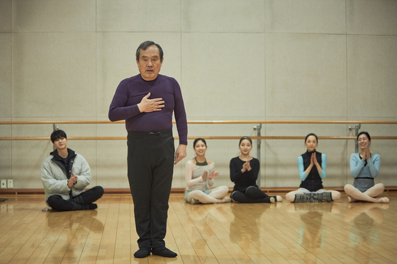 A scene from tvN's ongoing drama series ″Navillera″ features 70-year-old Shim Deok-chul (actor Park In-hwan) learning ballet in spite of his age. [TVN]