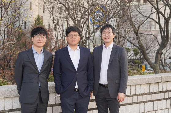 The three attorneys working on Mr. A's case, from left, Lee Hahn-jae and Lee Sang-hyun of Duroo, and Lee Il of APIL, stand for photos after an interview with the Korea JoongAng Daily at the Seoul High Court in southern Seoul. [JEON TAE-GYU]