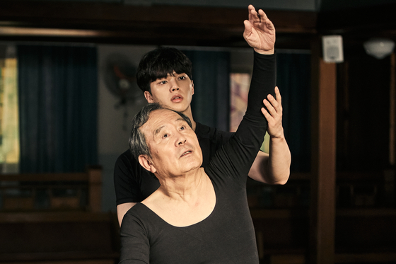 A scene from tvN's ongoing drama series ″Navillera″ features 70-year-old Shim Deok-chul (actor Park In-hwan) learning ballet from 23-year-old Lee Chae-rok (actor Song Kang). [TVN]