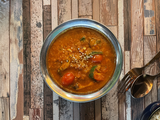 Kimchi tomato stew. [LEE SUN-MIN]