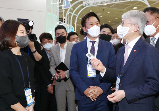 Park Jung-ho, co-CEO of SK hynix, second from right, attends the World IT Show on Wednesday at Coex in southern Seoul. [YONHAP]