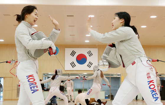 The fencing national team cheer each other on while practicing at the Jincheon National Training Center in Jincheon, North Chungcheong. [NEWS1]