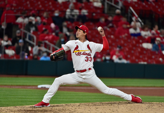 St. Louis Cardinals starter Kim Kwang-hyun pitches during the third inning against the the Cincinnati Reds at Busch Stadium in St. Louis, Missouri, on Friday, leading the Cardinals to a 5-4 win and striking out a career-best eight to pick up his first win of the season. [GETTY IMAGES/YONHAP]