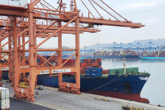 HMM’s cargo ship Goodwill docked at a port. The shipping company announced on Sunday that it will dispatch the vessel to Europe in an effort to ease the impact that the blockage of the Suez Canal had on local export companies. [YONHAP]