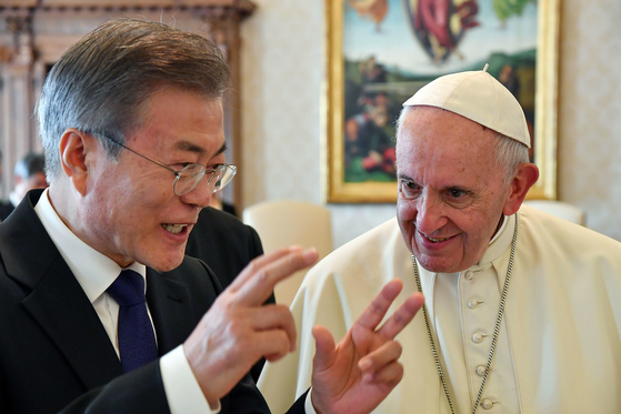 South Korean President Moon Jae-in, left, holds a private audience with Pope Francis at the Vatican on Oct. 18, 2018. Moon extended an invitation from North Korean leader Kim Jong-un for the pontiff to visit Pyongyang, and the pope said he is willing to make such a trip. [AP/YONHAP]