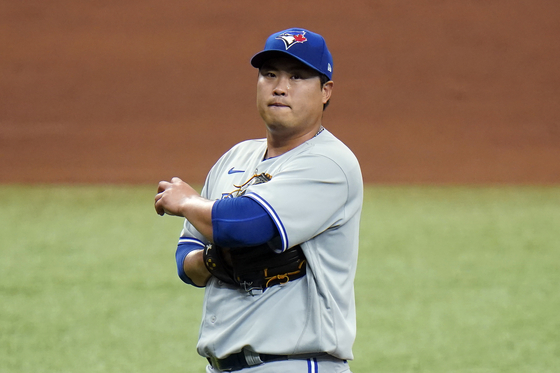 Toronto Blue Jays starting pitcher Ryu Hyun-jin reacts after getting hurt during the fourth inning of a baseball game against the Tampa Bay Rays in St. Petersburg, Florida, on Sunday. [AP/YONHAP]