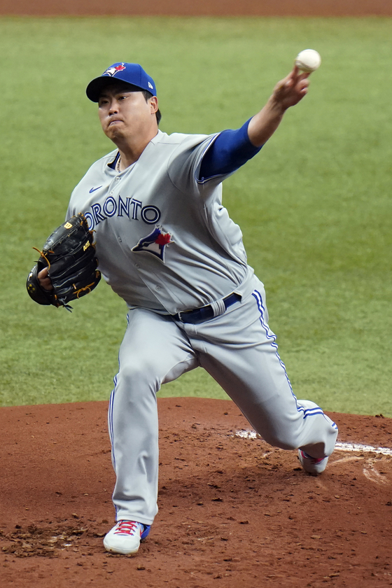 Toronto Blue Jays' Ryu Hyun-jin pitches to the Tampa Bay Rays during the first inning in St. Petersburg, Florida on Sunday. [AP/YONHAP]