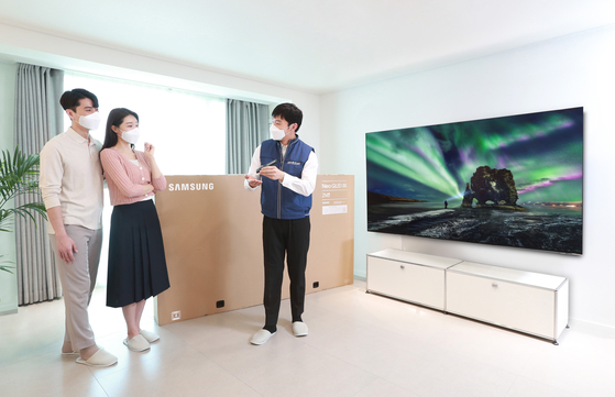 Customers receive a Samsung Neo QLED 8K shipment. Samsung Electronics announced Monday that more than 10,000 of its 2021 QLED TVs were sold domestically since the model's release on March 3rd. [YONHAP]