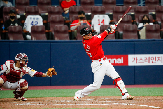 SSG Landers catcher Lee Heung-ryun hits the ball at the top of the sixth inning against the Kiwoom Heroes at Gocheok Sky Dome in western Seoul on Sunday. [NEWS1]