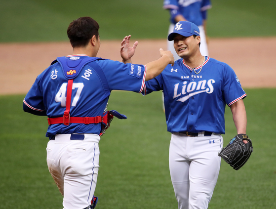Samsung Lions catcher Kang Min-ho congratulates closer Oh Seung-hwan after he records his 300th career save against the Kia Tigers at Gwangju-Kia Champions Field in Gwangju on Sunday. [YONHAP]