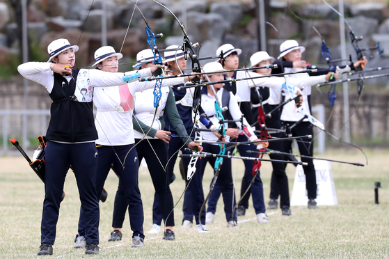 Archers aim their recurve bows at the national archery qualifiers at Wonju archery field in Wonju, Gangwon on Friday. [YONHAP]