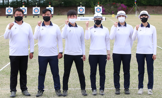 The Korean national archery squad, from left to right, Oh jin-hyek, Kim Woo-jin, Kim Je-deok, Kang Chae-young, Jang Min-hee and An San are hoping for a gold medal sweep in Tokyo. [YONHAP]