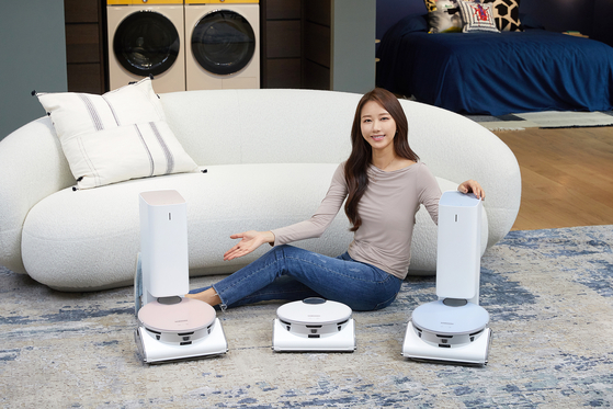 A model poses beside Samsung Electronics' Bespoke Jet Bot AI. [SAMSUNG ELECTRONICS]