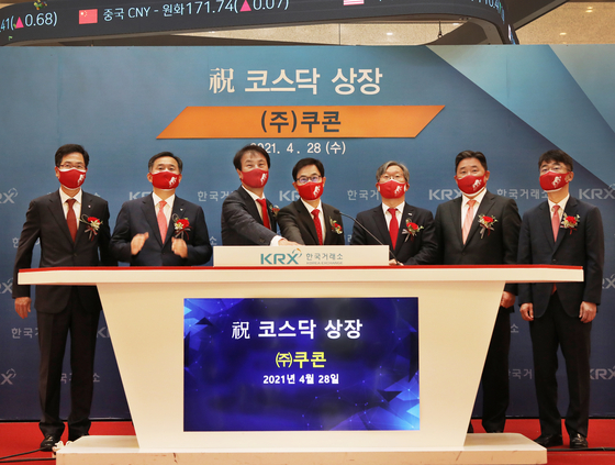 High-ranking officials from Coocon, Korea Exchange and brokerages celebrate the listing of the fintech company on the Kosdaq Wednesday at the office of Korea Exchange in Yeouido, western Seoul. The stock closed at 65,500 won ($59) on the first day of trading, up 45.5 percent from the offering price, following the opening price set at 80,000 won in the morning. A total of 3.58 million shares were traded and its market capitalization stood at 520 billion won. From left, Kim Hyun-cheol, vice chairman at Korea Investor Relations Service, Park Ji-hwan, vice president at Hana Financial Investment, Seok Chang-kue, CEO of Webcash Group that owns Coocon, Kim Jong-hyun, CEO of Coocon, Hong Soon-wook, managing director at Korea Exchange’s Kosdaq market, Shin Weon-jung, executive managing director at Samsung Securities and Jeong Jin-gyo, executive director at Kosdaq Listed Companies Association. [PARK SANG-MOON]