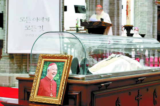 A mass is held at the Myeongdong Cathedral in central Seoul Wednesday morning after Cardinal Nicholas Cheong Jin-suk, a former Catholic archbishop of Seoul, died the previous night at the age of 89. His body is laid in a glass coffin at the cathedral, and the public will be able to pay respects through Friday. He will be buried Saturday. [YONHAP]
