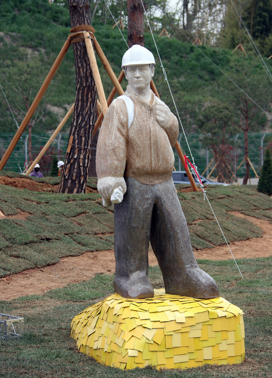 A commemorative statue of Kim Yong-gyun is set up in front of Korea Western Power's Taean Thermal Power Plant, located in Taean, South Chungcheong, on Wednesday. On December 10, 2018, Kim, an irregular worker, was found dead after he was sucked into a conveyor belt machine while working the night shift alone at the Taean factory. The incident drew public attention to workplace safety and prevention of tragic accidents, eventually causing an amendment to be passed to the Occupational Safety and Health Act on December 27, 2018. [YONHAP]