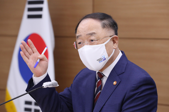 Finance Minister Hong Nam-ki expressed confidence on the Korean economic recovery. [YONHAP]
