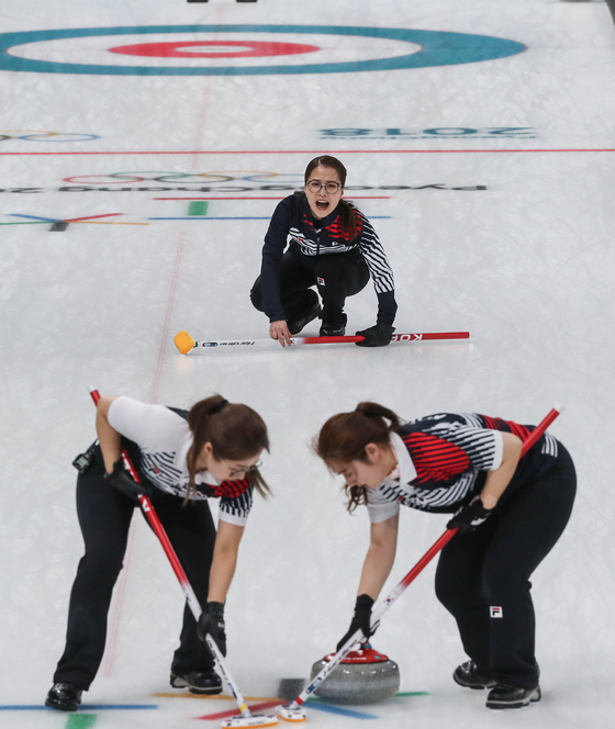 Skip Kim Eun-jung (center) gives orders to Kim Seon-yeong (left) and Kim Yeong-mi (right) in the semi-finals against Japan of the PyeongChang 2018 WInter Olympics in February 23, 2018, at Gangneung Curling Center in Gangneung, Gangwon. Team Kim won silver at the Games in 2018. [YONHAP]