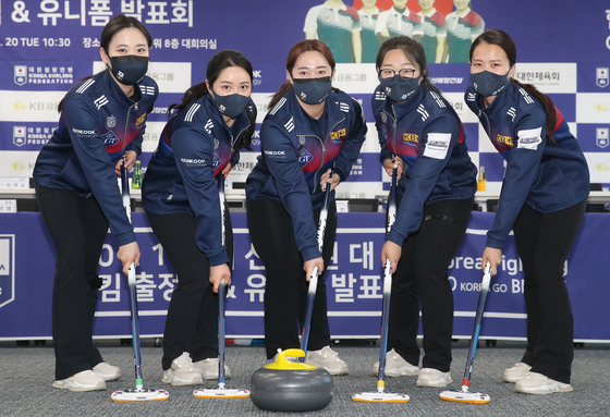 The five members of Team Kim, from left to right, Kim Cho-hee, Kim Kyeong-ae, Kim Yeong-mi, Kim Seon-yeong and Kim Eun-jung, poses at T tower in central Seoul before leaving for the World Women's Curling Championship. [NEWS1]