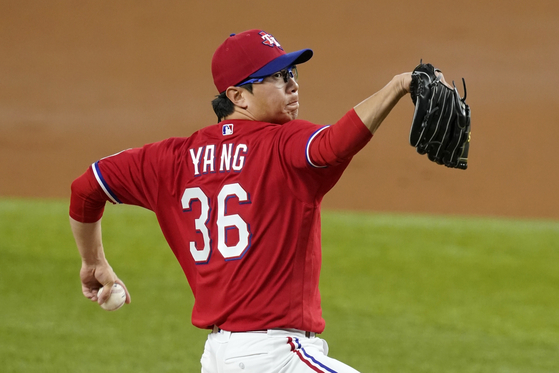 Texas Rangers relief pitcher Yang Hyeon-jong throws to a Boston Red Sox batter during the third inning of a baseball game in Arlington, Texas on April 30. [AP/YONHAP]