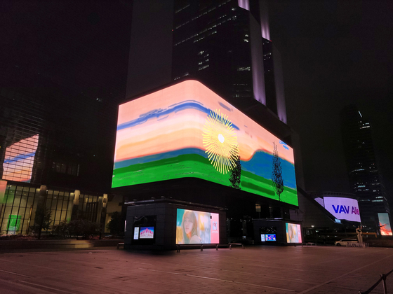 David Hockney's new animated work “Remember That You Cannot Look at the Sun or Death for Very Long” on the COEX K-pop Square Media display in southern Seoul. [MOON SO-YOUNG]