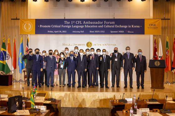 Foreign ambassadors from 12 countries pose for a photo in an auditorium at Hankuk University of Foreign Studies in Seoul on Friday. They attended a forum on how to promote critical foreign language education in Korea. The Center for Critical Foreign Languages Education organized the inaugural forum. The twelve countries are Brazil, Azerbaijan, Oman, Uzbekistan, India, Indonesia, Kazakhstan, Kenya, Thailand, Turkey, Portugal and Poland. [HUFS]