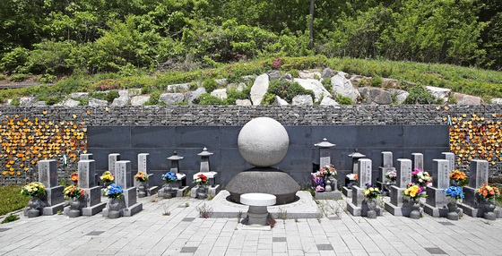 The memorial park and grave site for survivors of Japanese wartime sexual slavery, located behind the House of Sharing in Gwangju, Gyeonggi. [WOO SANG-JO]