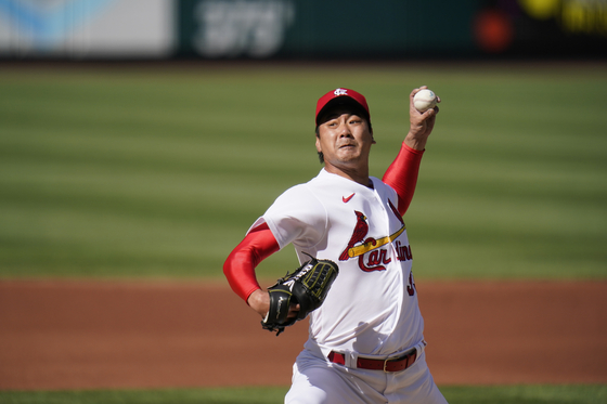 St. Louis Cardinals starting pitcher Kim Kwang-hyun throws during the first inning against the New York Mets in St. Louis, Missouri on Wednesday. [AP/YONHAP]